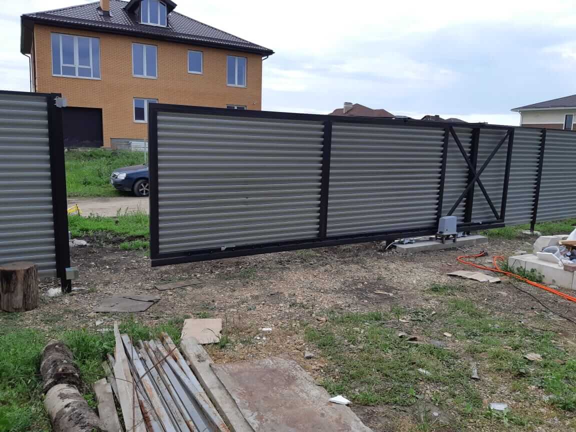 zabor-zhalyuzi-ral8019-temnyy-shokolad-foto4 в Димитровграде