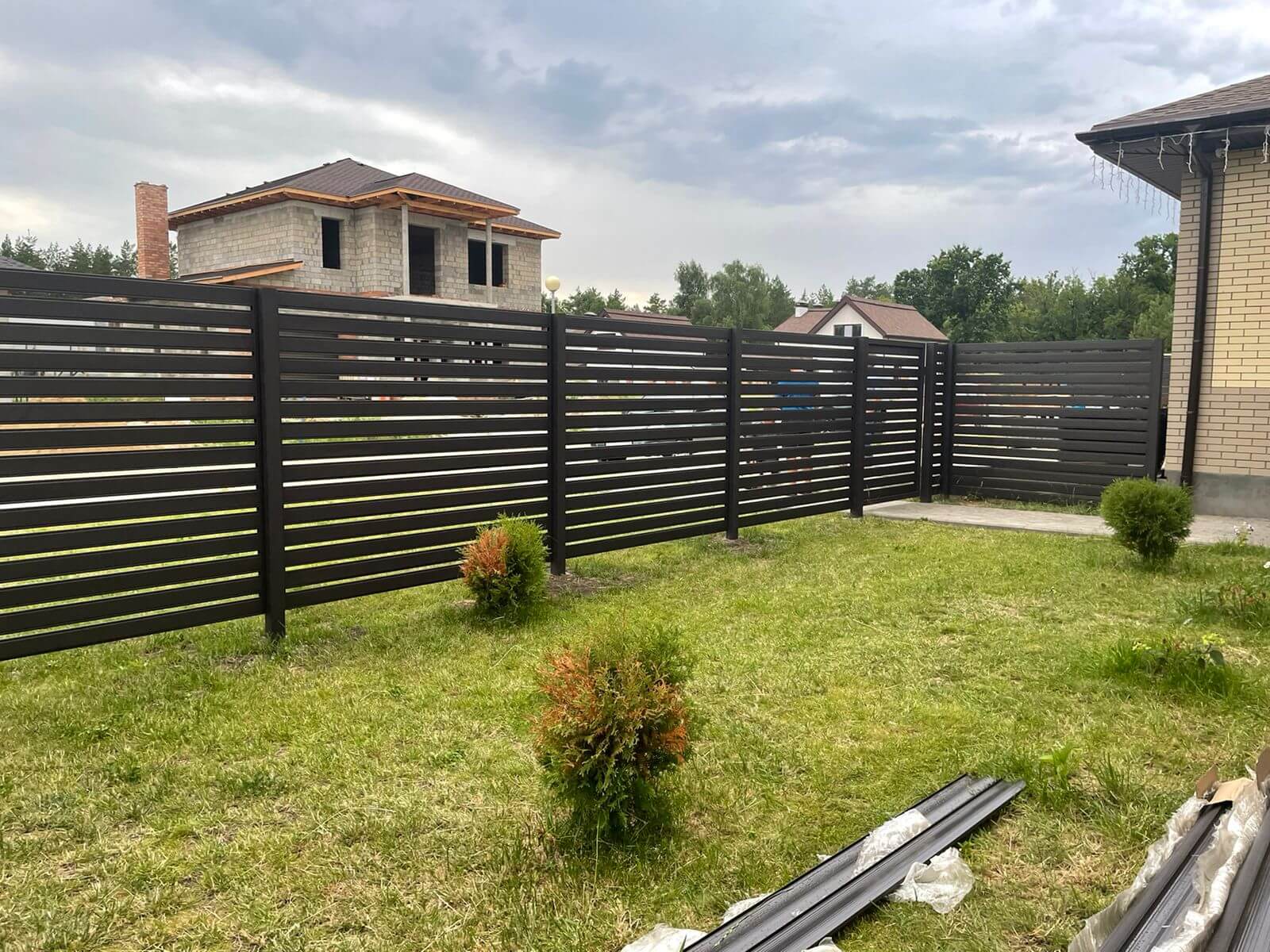 Забор из металлического планкена RAL8019 МАТТЕ фото2 в Димитровграде