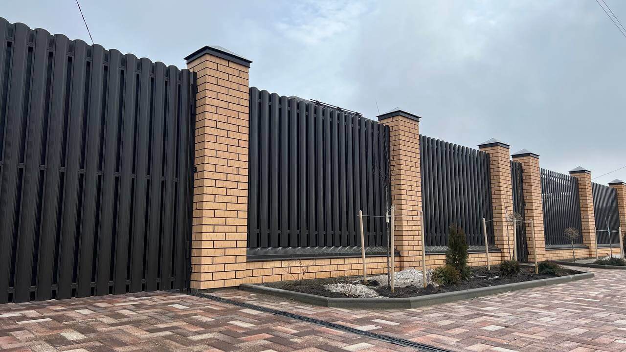 Забор из штакетника RAL8019 Темный Шоколад в Димитровграде