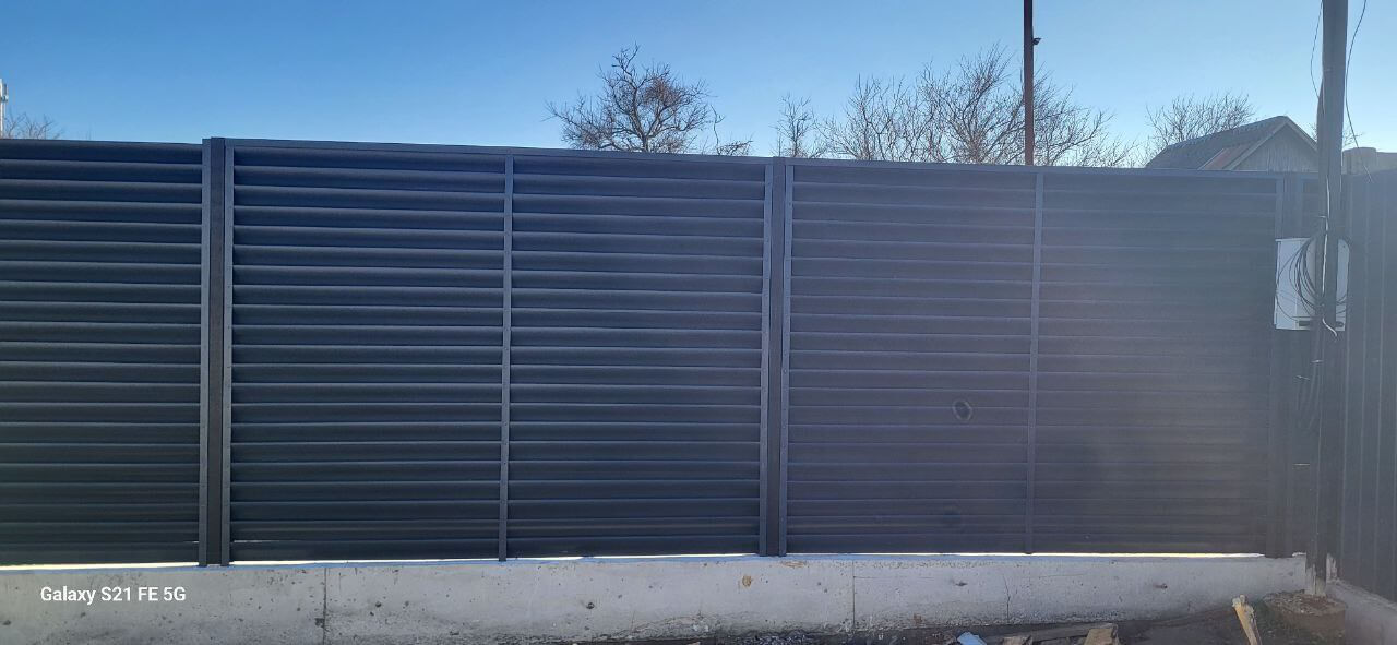 Забор из ламелей еврожалюзи 30м RAL7024/7024 Серый Графит двусторонний фото 6 в Димитровграде