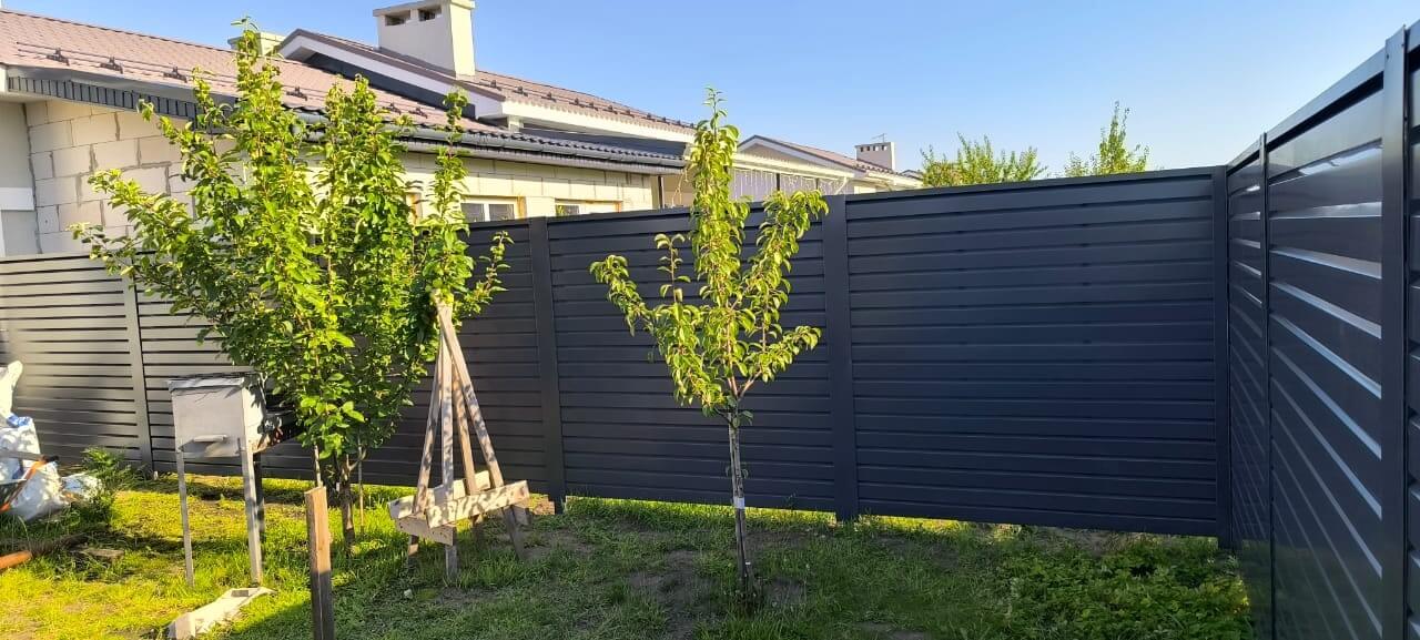 Забор-жалюзи из ламелей Хай-Тек 62м RAL7024/7024 Серый Графит двусторонний фото 4 в Димитровграде