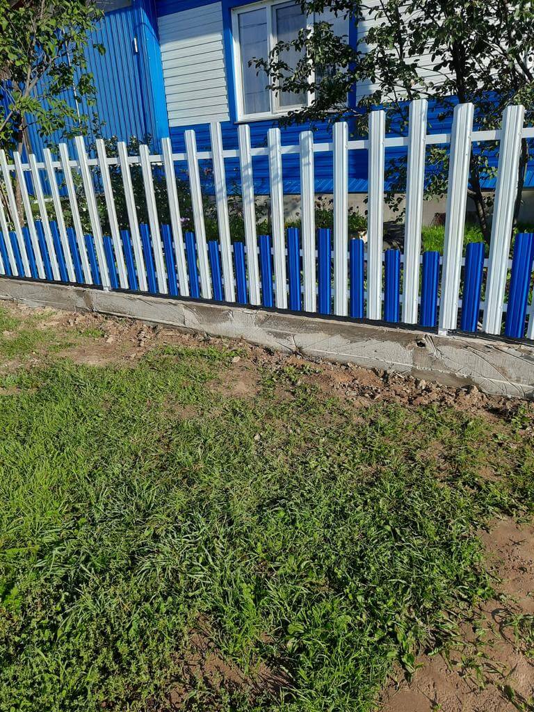 Забор из евроштакетника 14м RAL9003 Белый, RAL5005 Синий Сигнал фото 1 в Димитровграде