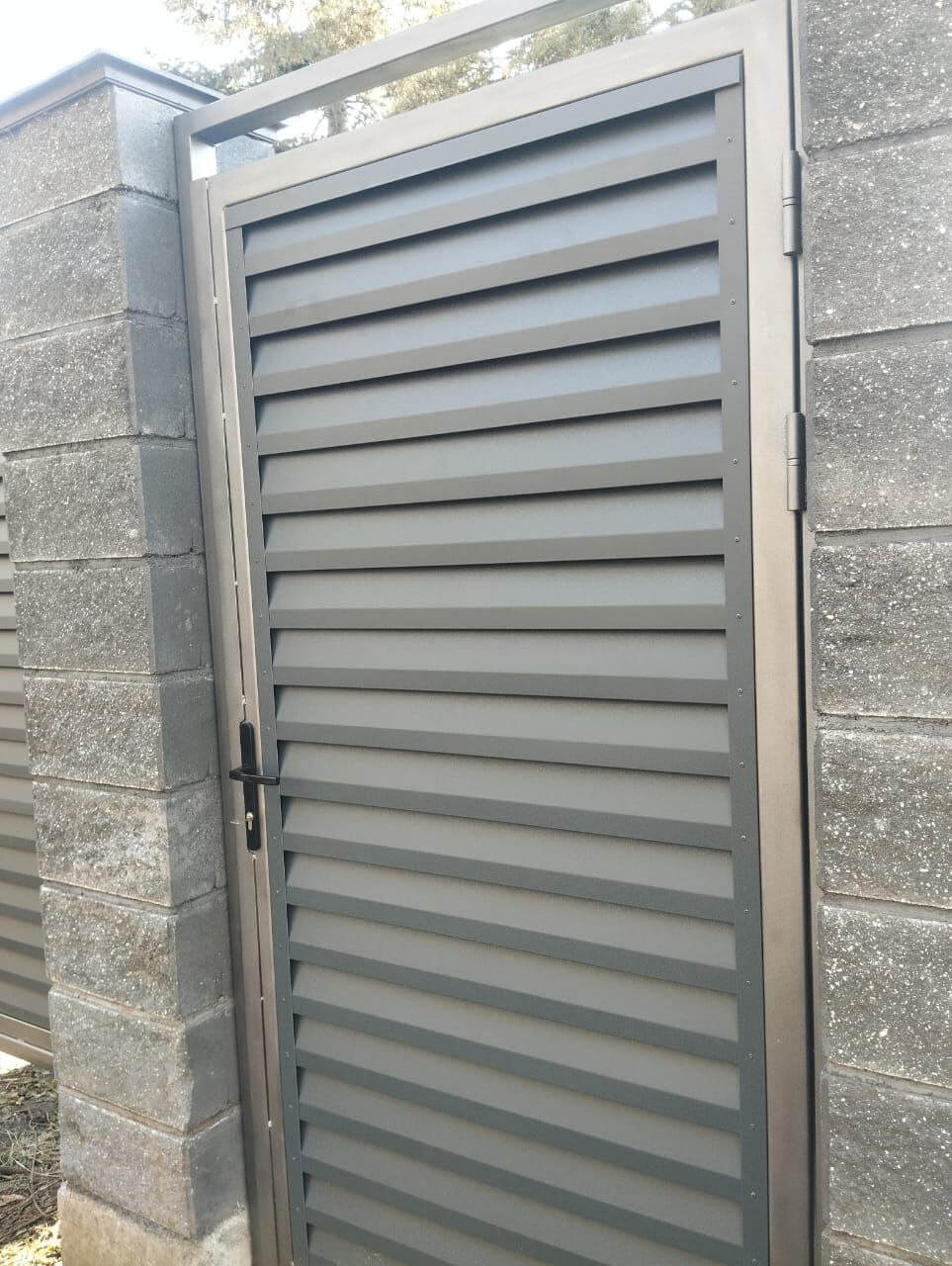 Откатные ворота с калиткой из ламелей Реснички RAL7024/7024 Серый Графит двусторонний МАТТЕ фото 2 в Димитровграде